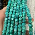 Primer plano de cuentas de piedra natural octogonales azul-verde para hacer joyas DIY - Turquesa Azul Lago