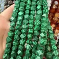 Primer plano de cuentas de piedra malaquita verde facetadas octagonales para joyería DIY - Piedra de Malaquita