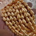 Gros plan de perles de nacre en forme de goutte champagne au fini lisse et lustré - Larme / 6x9mm (Environ 43 Pièces/Fil) / Or