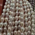 Vue macro de perles de nacre en forme de goutte rose et blanc pour bijoux DIY - Multicolore
