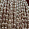 Détail macro de perles de coquillage champagne en forme de goutte pour bijoux DIY - Larme / 6x9mm (Environ 43 Pièces/Fil) / Rose