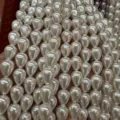 Gros plan détaillé de perles en nacre blanche en forme de goutte pour création de bijoux - Larme / 6x9mm (Environ 43 Pièces/Fil) / Blanc