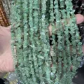 Detalle macro de cuentas de virutas de piedra natural verde claro de 3x5mm para joyería DIY - 3*5mm (Aprox. 80cm Tira) / Prehnita