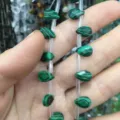 Cuentas de piedra verde facetada en forma de gota de agua plana para joyería artesanal DIY - 6x9mm (Aprox. 32 Piezas/Tira) / Piedra de Malaquita