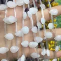Cuentas de gota de piedra natural tallada en blanco para accesorios de joyería DIY - 6x9mm (Aprox. 32 Piezas/Tira) / Jade Blanco