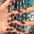 Cuentas de piedra natural en forma de lágrima facetada púrpura oscuro con agujero lateral. - 6x9mm (Aprox. 32 Piezas/Tira) / Cristal Rojo Profundo