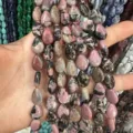 Perles en rhodonite naturelle en forme de goutte avec trou vertical pour bijoux artisanaux - 8x10mm (env. 39 pièces/brin) / Rhodonite avec Lignes Noires