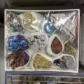Box-Set mit bunten Mineralienproben, einschließlich Amethyst-Clustern und Kristallen - Siliziumkarbid/Amethyst (3) / Eine Box
