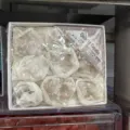 Natürliche weiße Quarzkristall-Geoden Mineralproben in einer Geschenkbox präsentiert - Quarz-Geode (7) / Eine Box