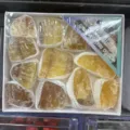 Natürliche rohe gelbe Fluorit-Mineralproben in einer weißen dekorativen Schutzsammelbox - Gelber Fluorit (8) / Eine Box