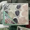 Set aus natürlichen rohen Kristallsteinen mit Amethyst und Rosenquarz in einer Box - Amethyst/Rosenquarz (10) / Eine Box
