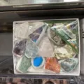 Exquisites Naturrohe Mineralsteine Set mit Amethyst und Achat in einer weißen Sammelbox - Verschiedene Proben (21) / Eine Box