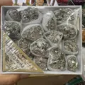 Natürliche goldene Pyrit-Kristalldrusen Mineralien in einer Box für die Heimdekoration - Pyrit-Kristall (22) / Eine Box