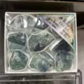 Natürliche grüne und violette Fluorit-Mineralproben in einer weißen Sammelbox-Kollektion - Fluorit Roh (23) / Eine Box