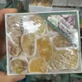 Kiste mit natürlichen, rohen Fluorit-Kristallstein-Mineralproben für die Sammlung - Fluorit Roh (14) / Eine Box