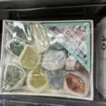 Natürliches Mischkristall- und Mineralienproben-Boxset mit verschiedenen Rohsteinen - Aventurin/Achat (18) / Eine Box