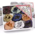 Buntes Set aus Aura-Quarz-Geoden in einer weißen Box mit verschiedenen Mineralproben - Aura-Geode (24) / Eine Box