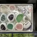 Natürliche gemischte Kristall-Rohstein-Mineralproben-Box Emma Egg Sammlung - Gemischte Kristalle (17) / Eine Box