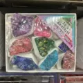Sortierte Box mit bunten Aura-Amethyst-Rohkristallclustern für die Heimdekoration - Aura-Amethyst (16) / Eine Box
