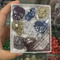 Box mit 9 farbenfrohen Siliziumkarbid-Mineralproben mit Metallglanz - Silicon Carbide (19) / Eine Box