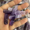 Nahaufnahme von gebogenen natürlichen lila Amethyst-Quarzperlen für DIY-Schmuck - Amethyst