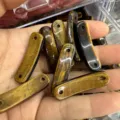 Detailansicht polierter Tigerauge-Stein-Verbindungsstücke für handgefertigte DIY-Armbänder. - Tigerauge