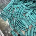 Nahaufnahme von türkisfarbenen Abstandsriegeln mit schwarzer Maserung für DIY-Schmuck - Schwarze Linie Türkis