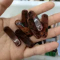 Nahaufnahme von 36x10mm Mahagoni-Steinbrückenkomponenten für DIY-Schmuckherstellung. - Rot und Schwarz Gefleckter Stein