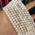 Cuentas de ágata de piedra natural blanca facetada de 6 mm para hacer joyas hechas a mano - Aprox. 62 Cuentas/Tira / 6mm / Piedra lunar