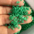 Dettaglio macro di cabochon in pietra marquise verde 2x4mm per la creazione di gioielli - 2*4mm / Giada Malese
