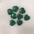 Vue de dessus détaillée de pierres de malachite en forme de cœur aux motifs verts vifs - Pierre en Vrac 20mm*6mm / Turquoise Paon