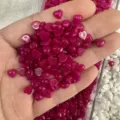 Vista dettagliata di piccoli cabochoni in pietra magenta a cuore per gioielli fai da te - Rosso rosa