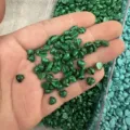 Primo piano di pietre naturali a cuore verdi da 4-6 mm per creazione gioielli fai-da-te - Turchese Pavone