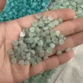 Primo piano di cabochon a forma di cuore in pietra naturale verde pallido DIY - Giada avventurina