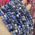 Gros plan de perles en pierre naturelle facettées bleu et blanc 6mm pour bijoux DIY - Veine Bleue / 6mm (Environ 62 perles/rang)
