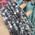 Vue détaillée de perles facettées en pierre naturelle grise et blanche de 6mm pour bijoux. - Pierre grise / 6mm (Environ 62 perles/rang)