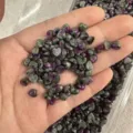 Dettaglio di piccole pietre di rubino zoisite a forma di cuore per gioielli fai da te - Rubino Zoisite Trattato
