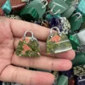 Nahaufnahme von Mini-Handtaschen-Anhängern aus Naturstein mit silbernen Metallgriffen - Größe ca. 25-27*8mm / Unakit
