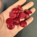 Dettaglio di cabochon tondi in agata rossa naturale per la creazione di gioielli fai-da-te - 20*6mm / Giada Rossa