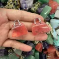 Nahaufnahme von rosafarbenen Naturstein-Handtaschenanhängern für die DIY-Schmuckherstellung - Größe ca. 25-27*8mm / Wassermelonenrot