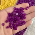 Dettaglio di pietre preziose viola a forma di cuore per la creazione di gioielli fai-da-te. - Viola Magenta