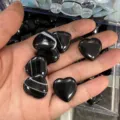 Main tenant des pierres d'agate noire en forme de cœur avec des rayures. - Pierre en Vrac 20mm*6mm / Agate noire