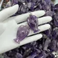 Detailansicht handgeschnitzter violetter Amethyst-Engel-Anhänger mit Naturkristalltextur - 18*25mm / Amethyst