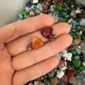 Nahaufnahme von 12 mm herzförmigen Natursteinanhängern in Orange und Dunkelrot - 12x6mm / Roter Achat