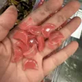 Gedetailleerd overzicht van 20mm gepolijste maanvormige roze natuurlijke kristallen - 20x6mm / Watermeloen Rood