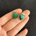 Detaillierte Nahaufnahme von 12 mm herzförmigen grünen Steinanhängern mit silbernen Metallösen - 12x6mm / Malachit-Stein