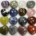 Auswahl an natürlichen herzförmigen Steinen wie Amethyst, Tigerauge und Rosenquarz - 20x6mm / Mehrfarbig