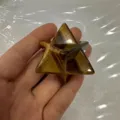 Detailansicht eines polierten natürlichen Tigerauge-Steins Merkaba Stern Tetraeder Deko - 40mm / Tigerauge