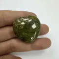 Nahaufnahme eines grünen herzförmigen Natursteinschmucks mit polierter Oberfläche und Textur - 20x6mm / Unakit