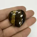 Nahaufnahme eines polierten herzförmigen Tigerauges mit markanter goldener Chatoyance - 20x6mm / Tigerauge